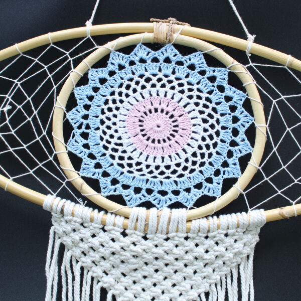 Second image of Atrapasueños - Lrg Macramé Ojo Azul / Blanco / Rosa