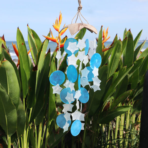 Second image of Campanas de viento de coco y capiz - Estrellas azules y blancas - 30 cm