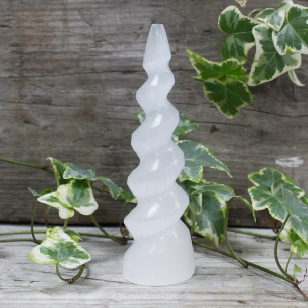 Second image of Torre de Cuerno de Unicornio Espiral de Selenita - 15 cm