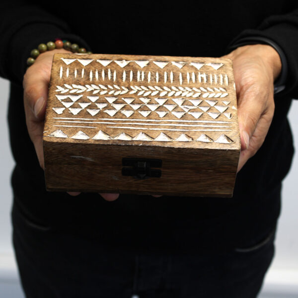 Second image of Caja de Madera Blanca - 6x4 Aztec Design