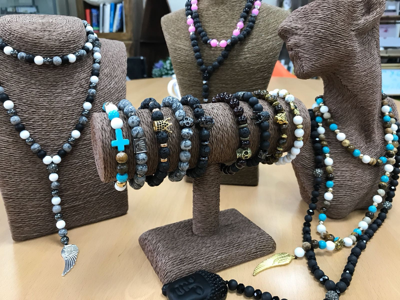 Second image of Calavera de peltre / ágata gris - Pulsera de piedras preciosas
