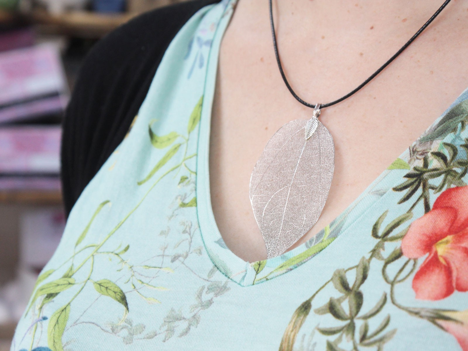 Second image of Collar - Hoja de valor - Multicolor