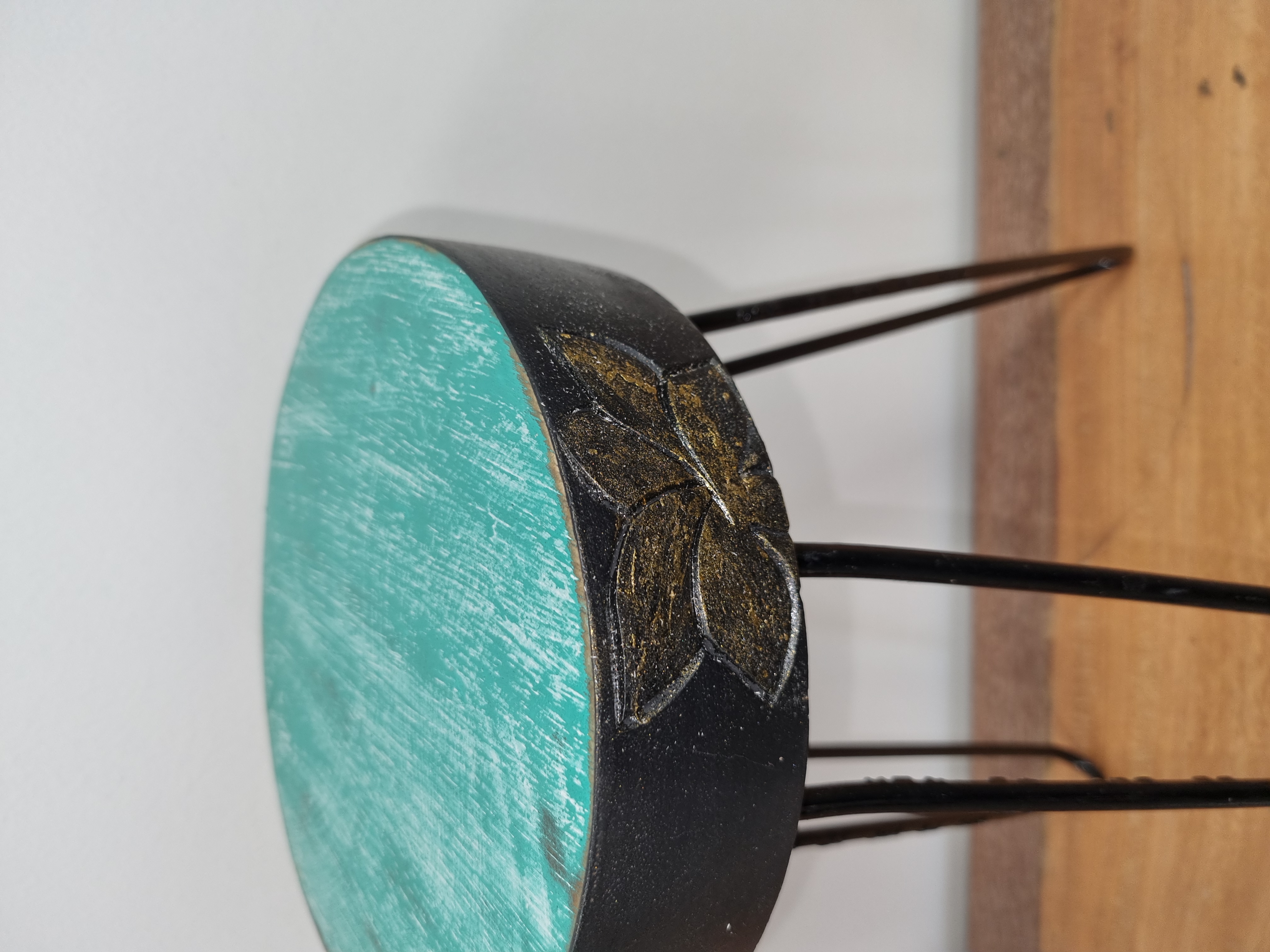 Soporte para plantas de madera Albasia - Detalle turquesa y dorado