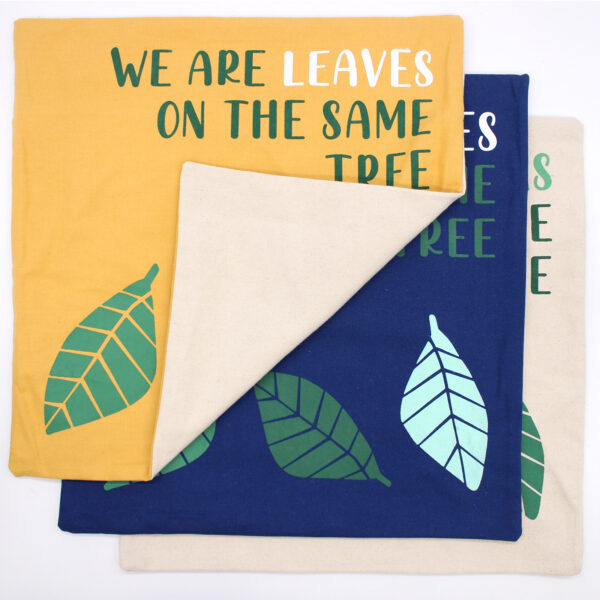 Second image of Funda de Cojín de Algodón Estampado - Somos Hojas - Amarillo, Azul y Natural