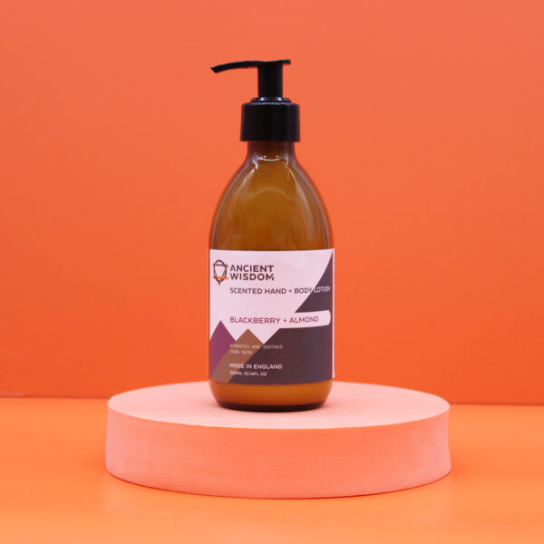 Second image of loción corporal - mora y almendra 300ml