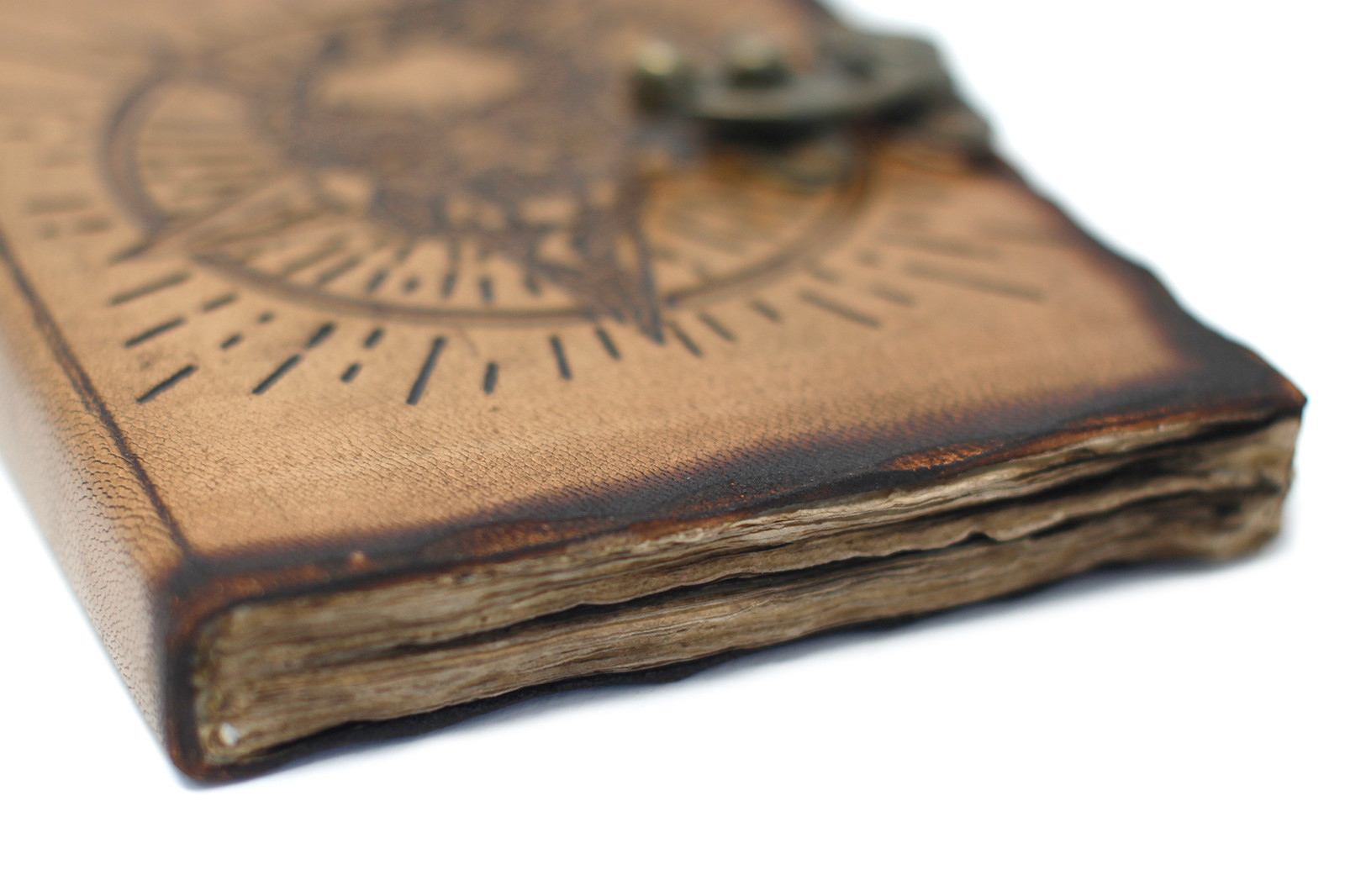 Second image of Cuaderno de Cuero Pentágono y Calavera Hojas quemadas