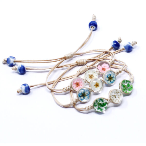 Second image of Flores Prensadas - Pulsera de tres flores