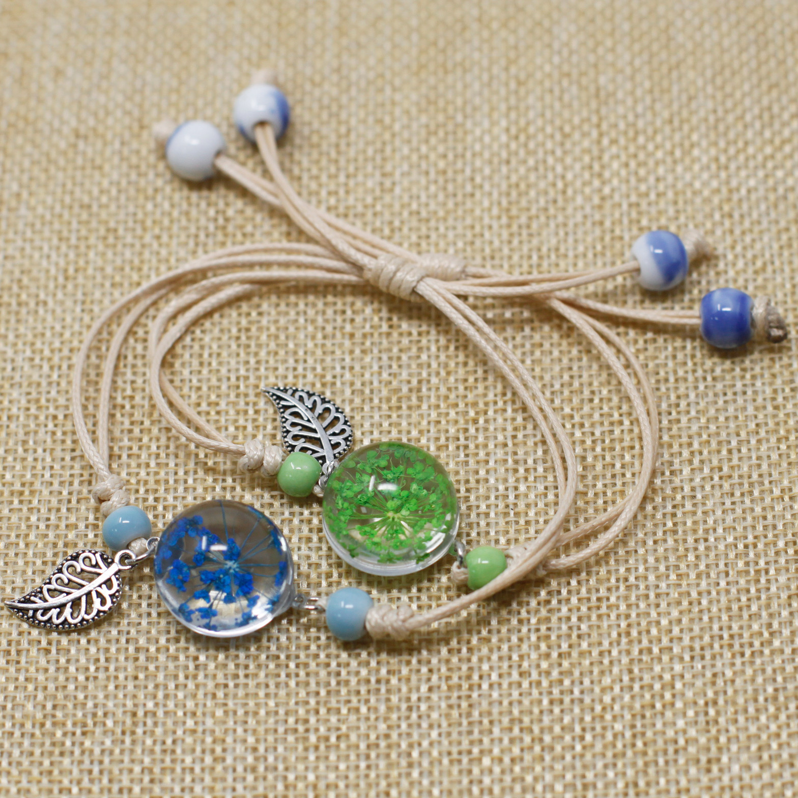 Second image of Flores Prensadas - Bonita pulsera de flores y hojas