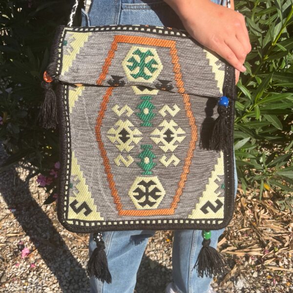 Second image of Bolso bandolera de festival Kilim gris pálido