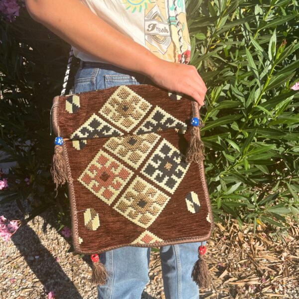 Second image of Bolso bandolera de festival Kilim de chocolate