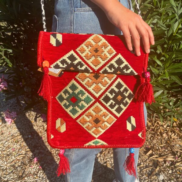 Second image of Bolso bandolera rojo Kilim Festival