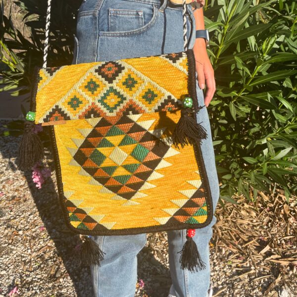 Second image of Bolsa Kilim Messenger Festival amarilla