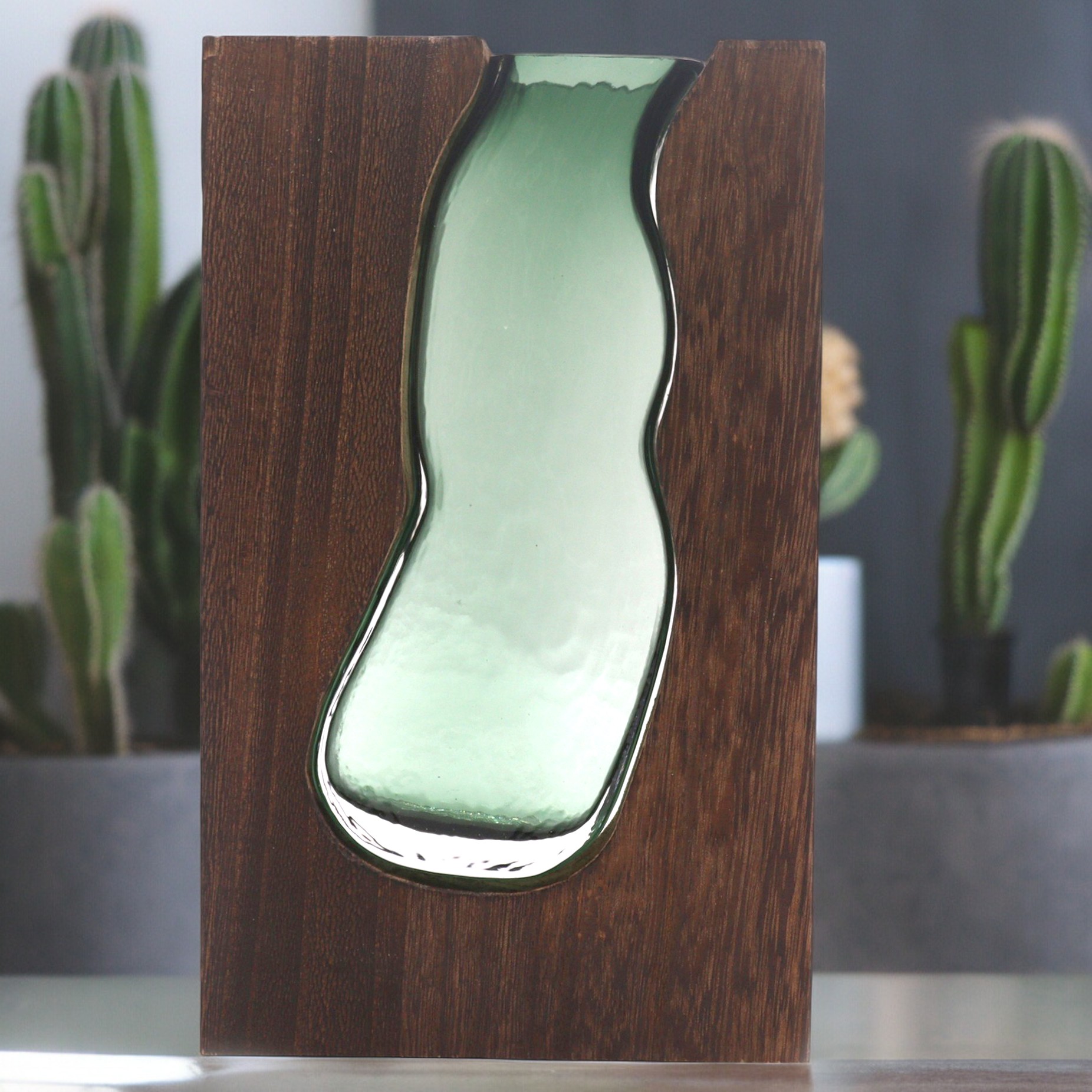 Second image of Florero de Vidrio Grande / Terario en Madera de Tung Oscura - 18x5x32cm