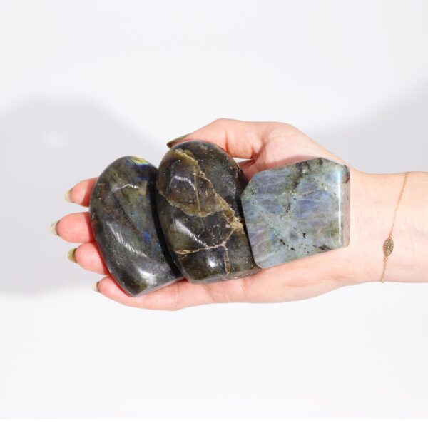 Second image of Piedras de Labradorita de Madagascar - Tumba (aprox 80-168g 40-60mm)