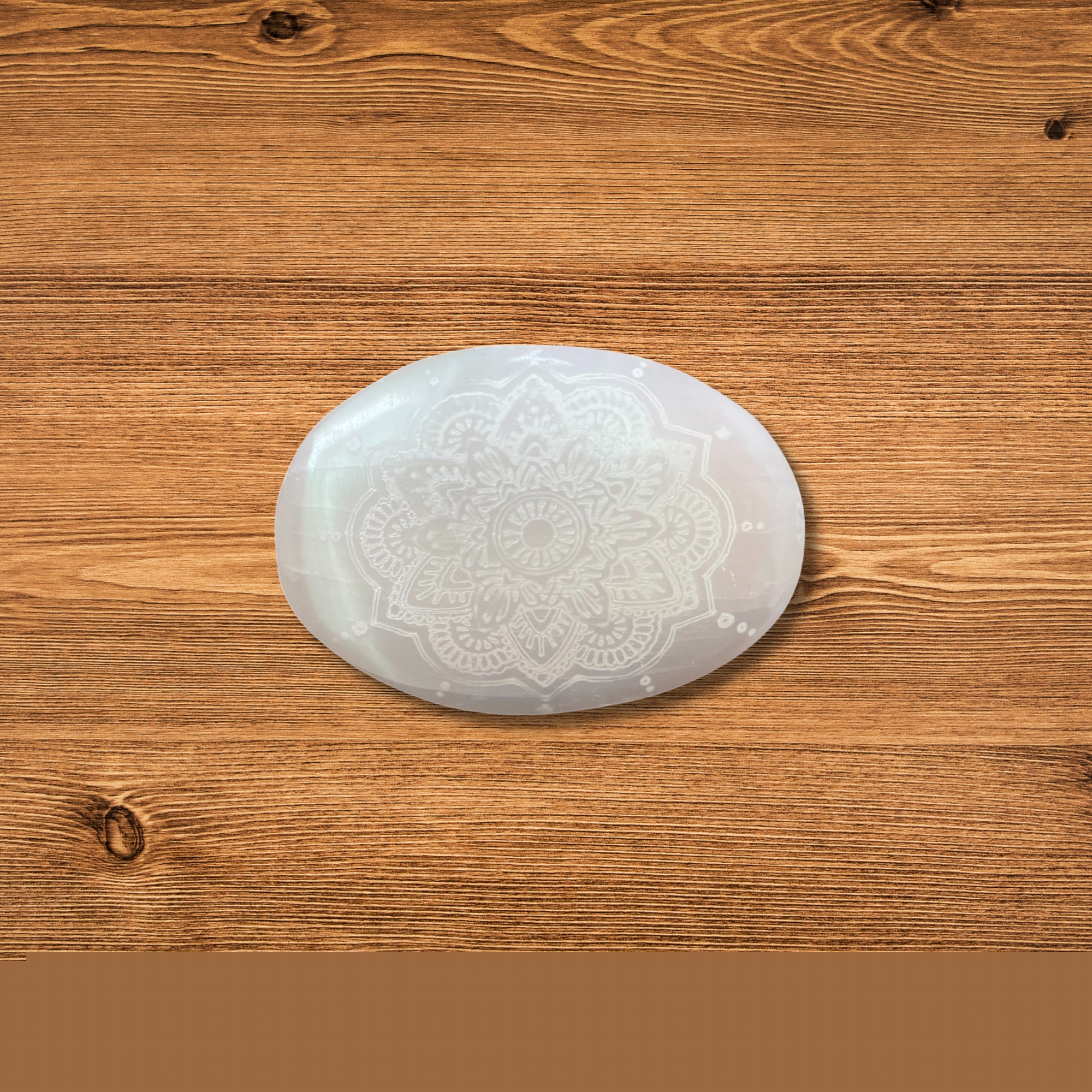 Second image of Piedra de palma de selenita - Mandala grabada