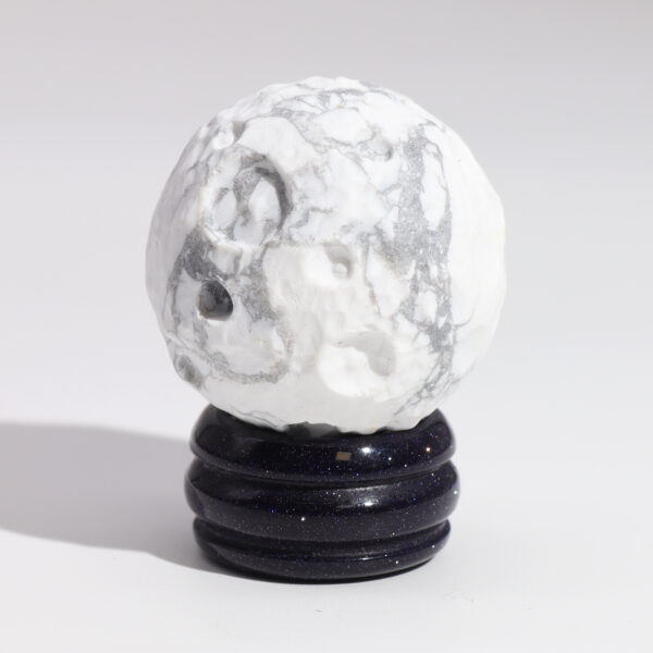 Second image of 1x Planeta Howlite Blanco con Soporte Solar (LUA) - 40mm