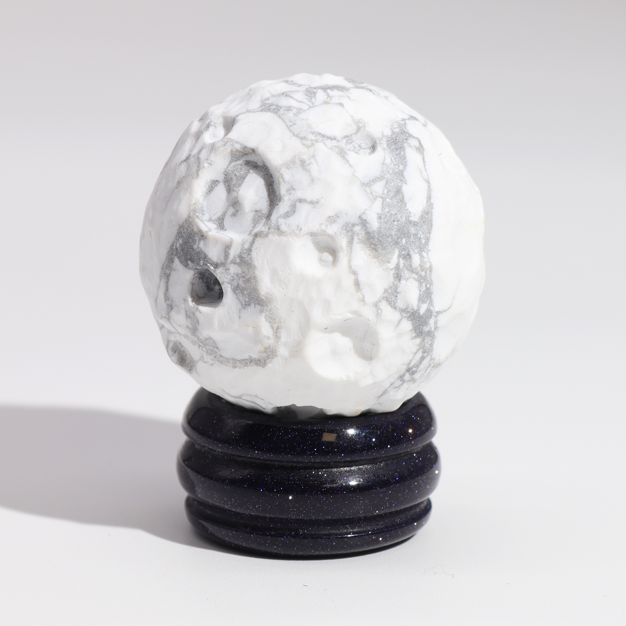 Second image of 1x Planeta Howlite Blanco con Soporte Solar (LUA) - 40mm