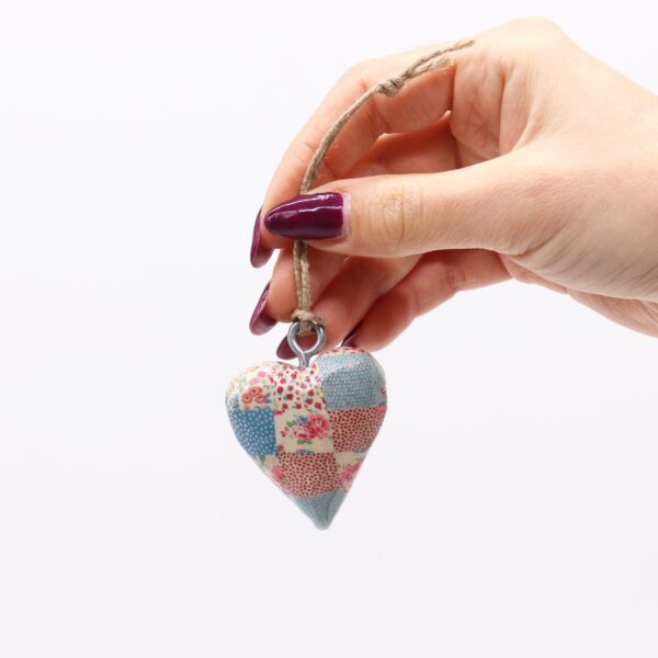Second image of Pequeño corazone de madera Decorativo - cuadros azules y rojos