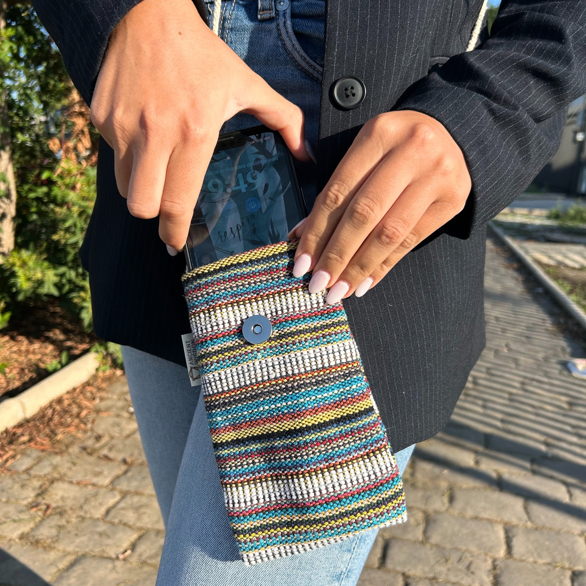 Second image of Bolso Porta Teléfono con Rayas Multicolor y Blanco - Decorado con búho