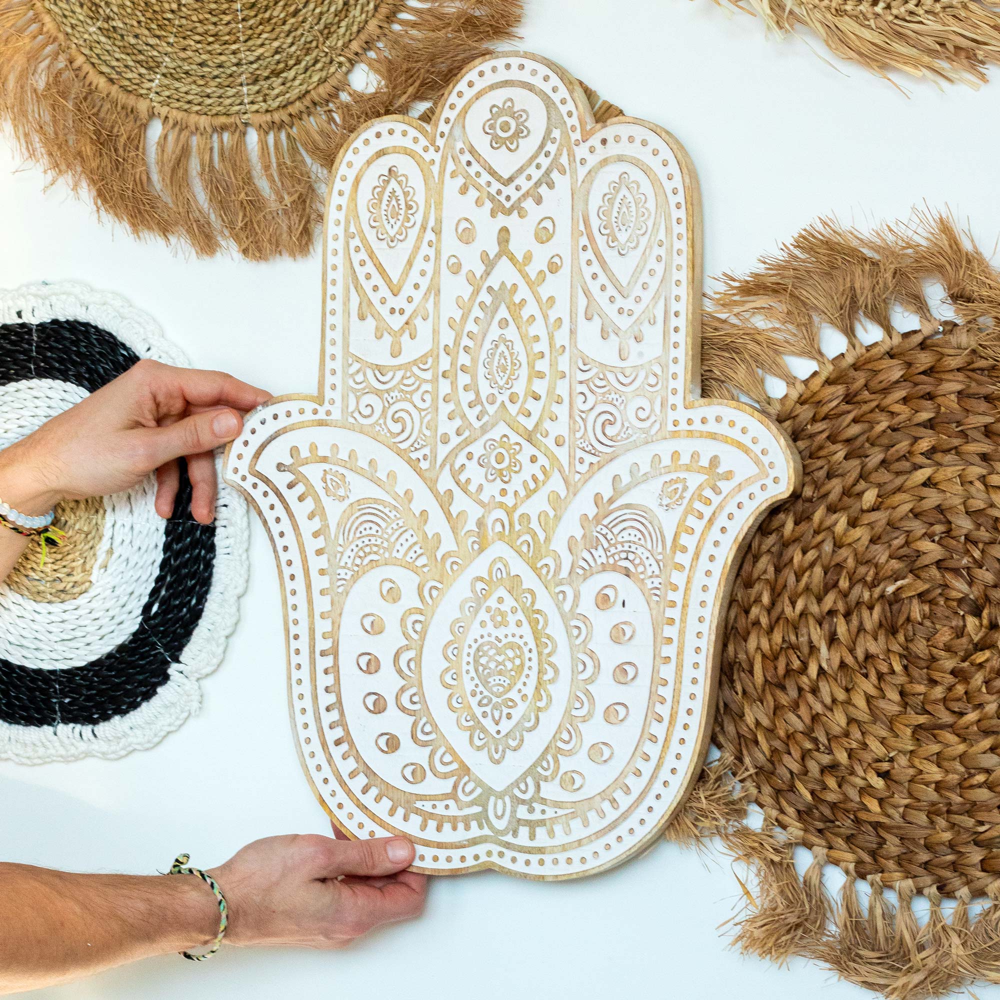 Second image of Placa de pared Mano de Hamsa en madera de Mango - Blanco
