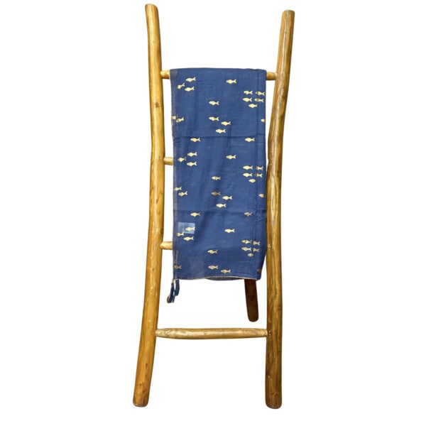Second image of Colección Nómada Sari Mediterráneo - Pareo - Diseño de Peces en Azul Marino y Oro