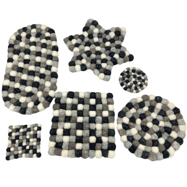 Second image of Tapete central ovalado de bolas de fieltro - 38 x 18 cm, color gris multicolor