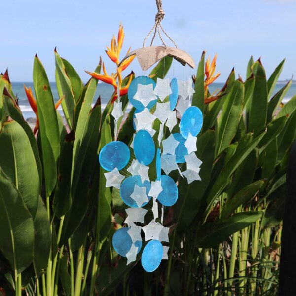 Second image of Campanas de viento de coco y capiz - Estrellas azules y blancas - 30 cm