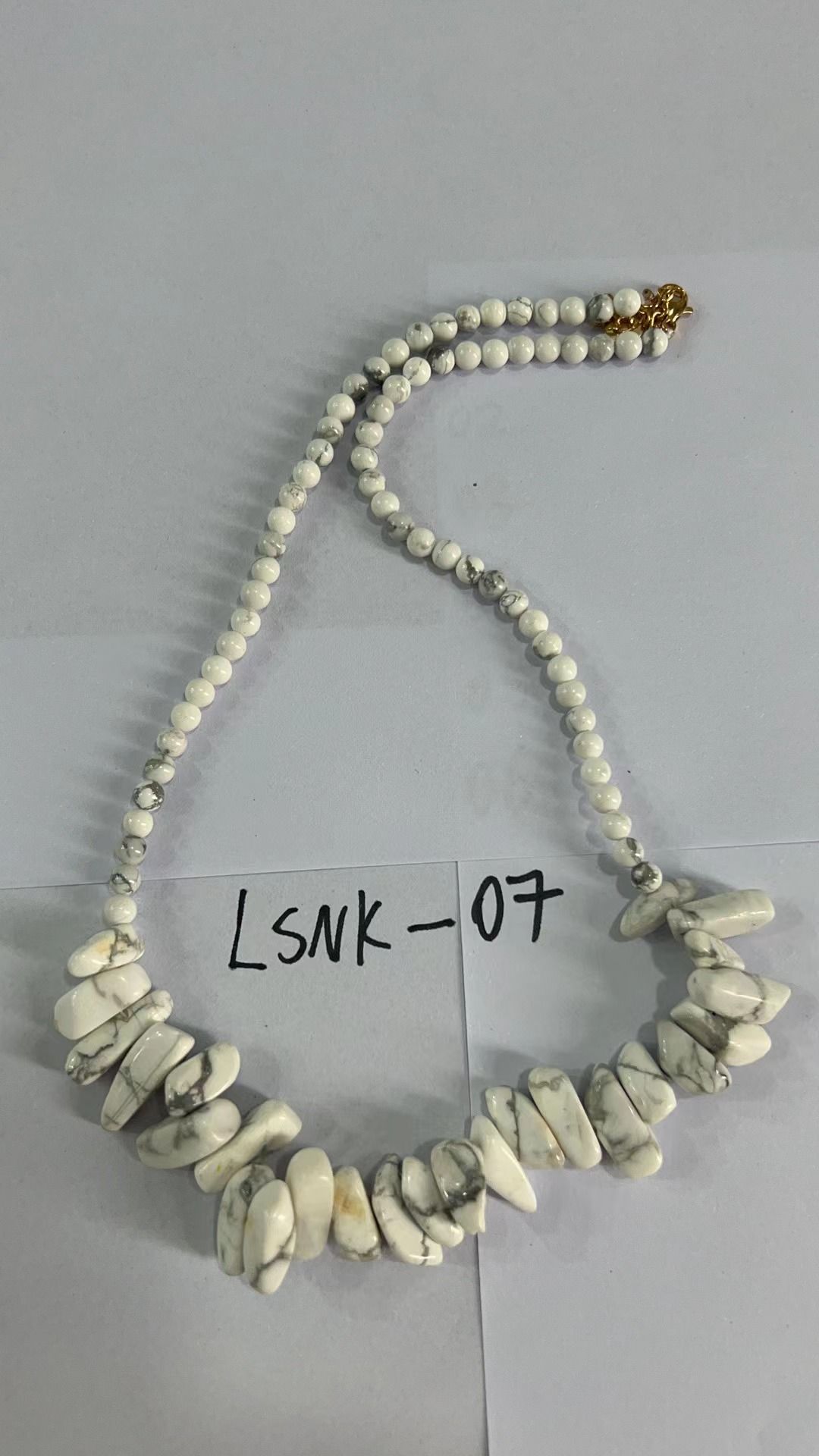 Second image of Collar de gemas Longstone - Jaspe blanco