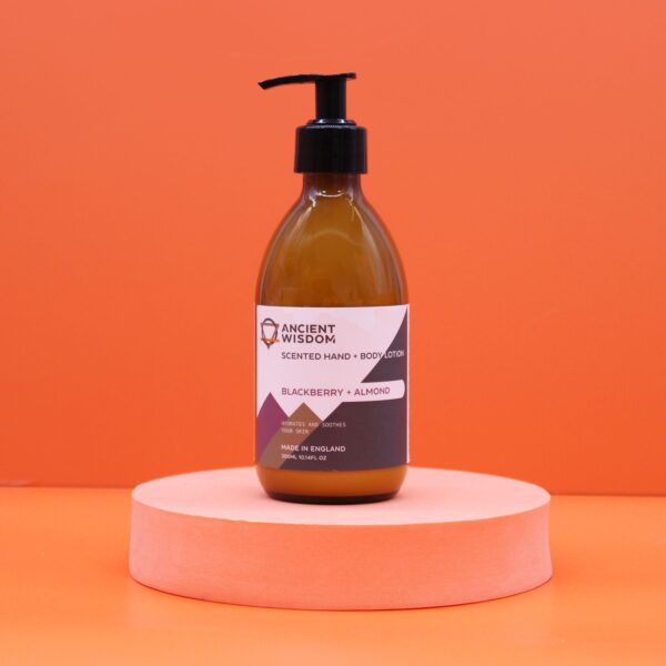 Second image of loción corporal - mora y almendra 300ml