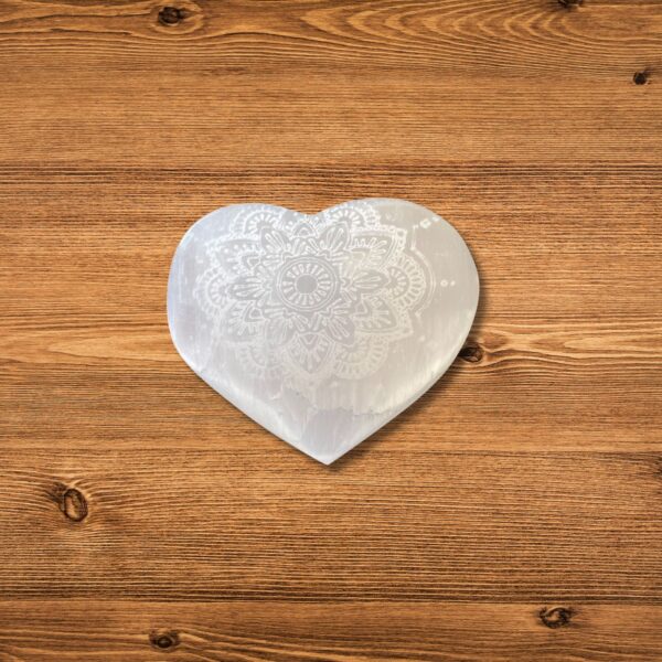 Second image of Corazón de selenita - 7-8cm - Mandala Grabada
