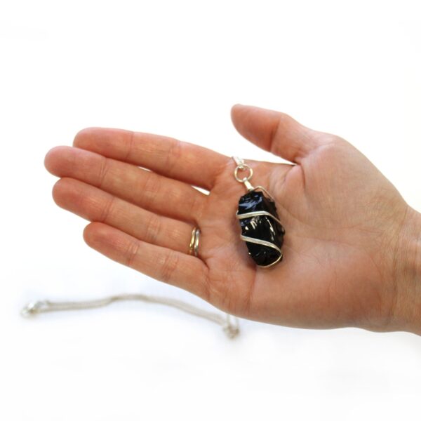 Second image of Collar de Piedras Preciosas Envueltas en Cascada - Ónix Negro en bruto