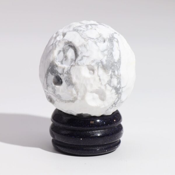 Second image of 1x Planeta Howlite Blanco con Soporte Solar (LUA) - 40mm