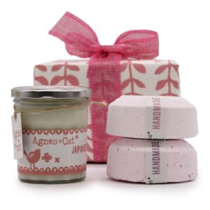 Set de Regalo: Bomba de baño de Peonías & té y rosas + Vela de Café & Nueces