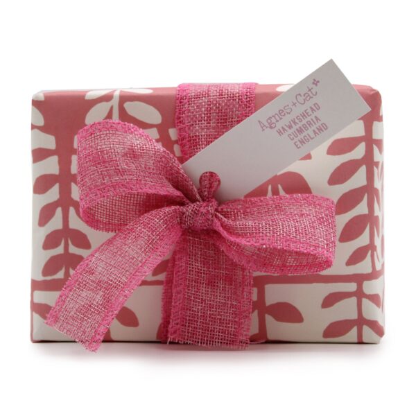 Second image of Set de Regalo: Bomba de baño de Peonías & té y rosas + Vela de Café & Nueces