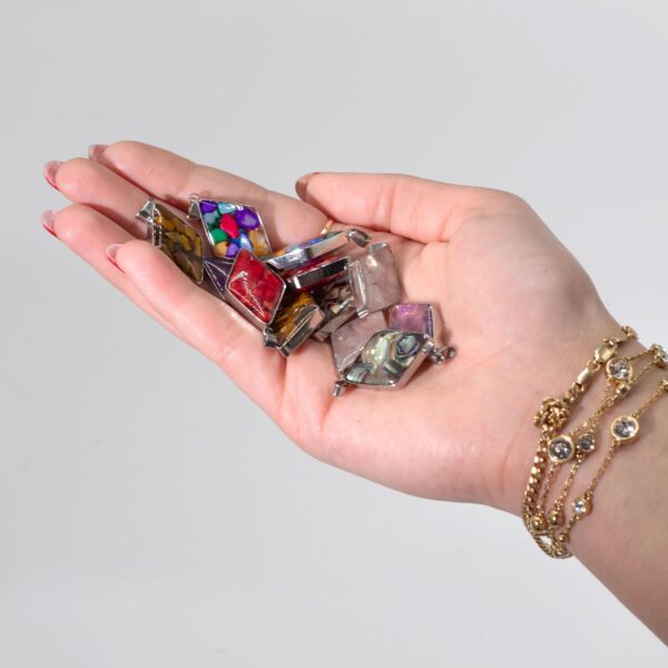 Second image of Colgantes en forma de diamante con carcasa de acero - Chips de gemas y conchas Surtido