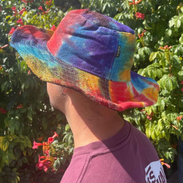 Second image of Sombrero de festival boho de cáñamo y algodón con parches y aros - Tiedye