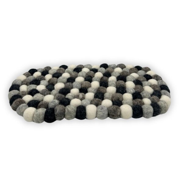 Second image of Tapete central ovalado de bolas de fieltro - 38 x 18 cm, color gris multicolor