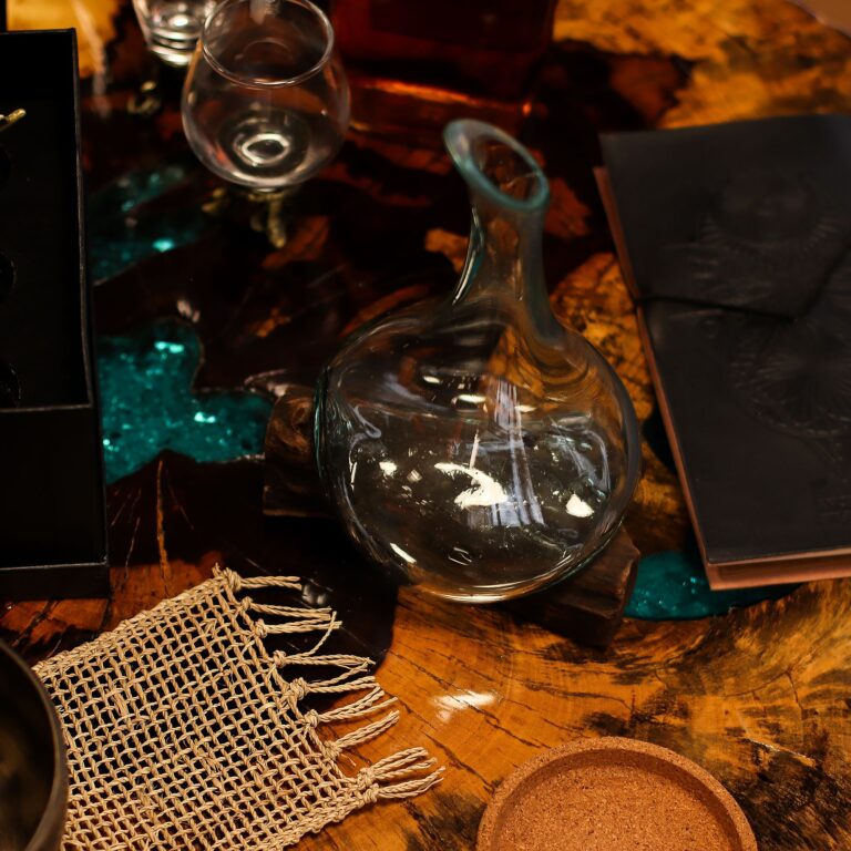 Decantador mini de vidrio fundido sobre madera 20 cm