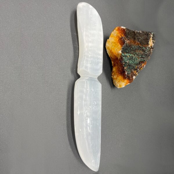 Second image of Cuchillo ritual de Selenita - Clasico