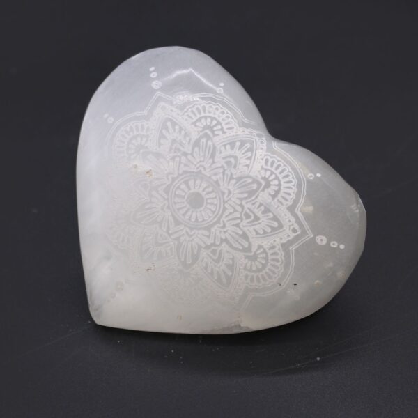 Second image of Corazón de selenita - 7-8cm - Mandala Grabada