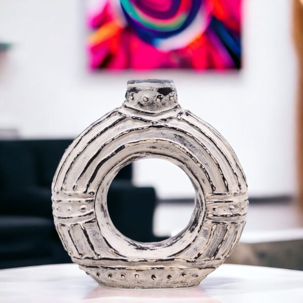 Second image of Jarrón redondo con forma de donut - Crema 18cm