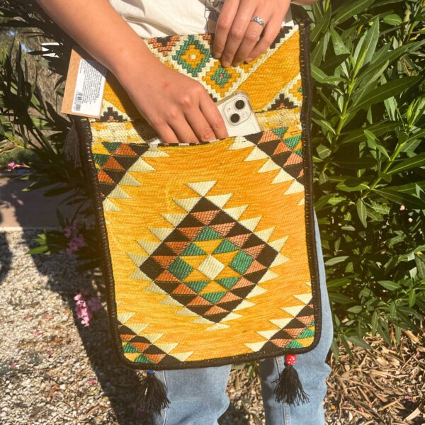 Second image of Bolsa Kilim Messenger Festival amarilla