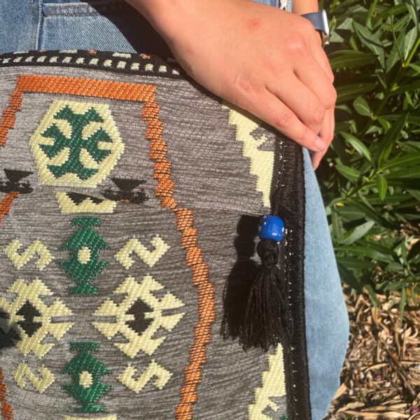 Second image of Bolso bandolera de festival Kilim gris pálido